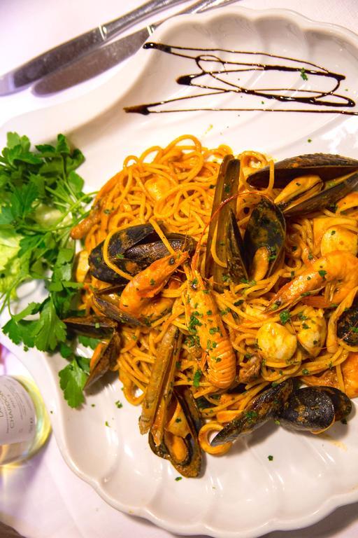 Hotel Ristorante La Perla Varallo Pombia المظهر الخارجي الصورة