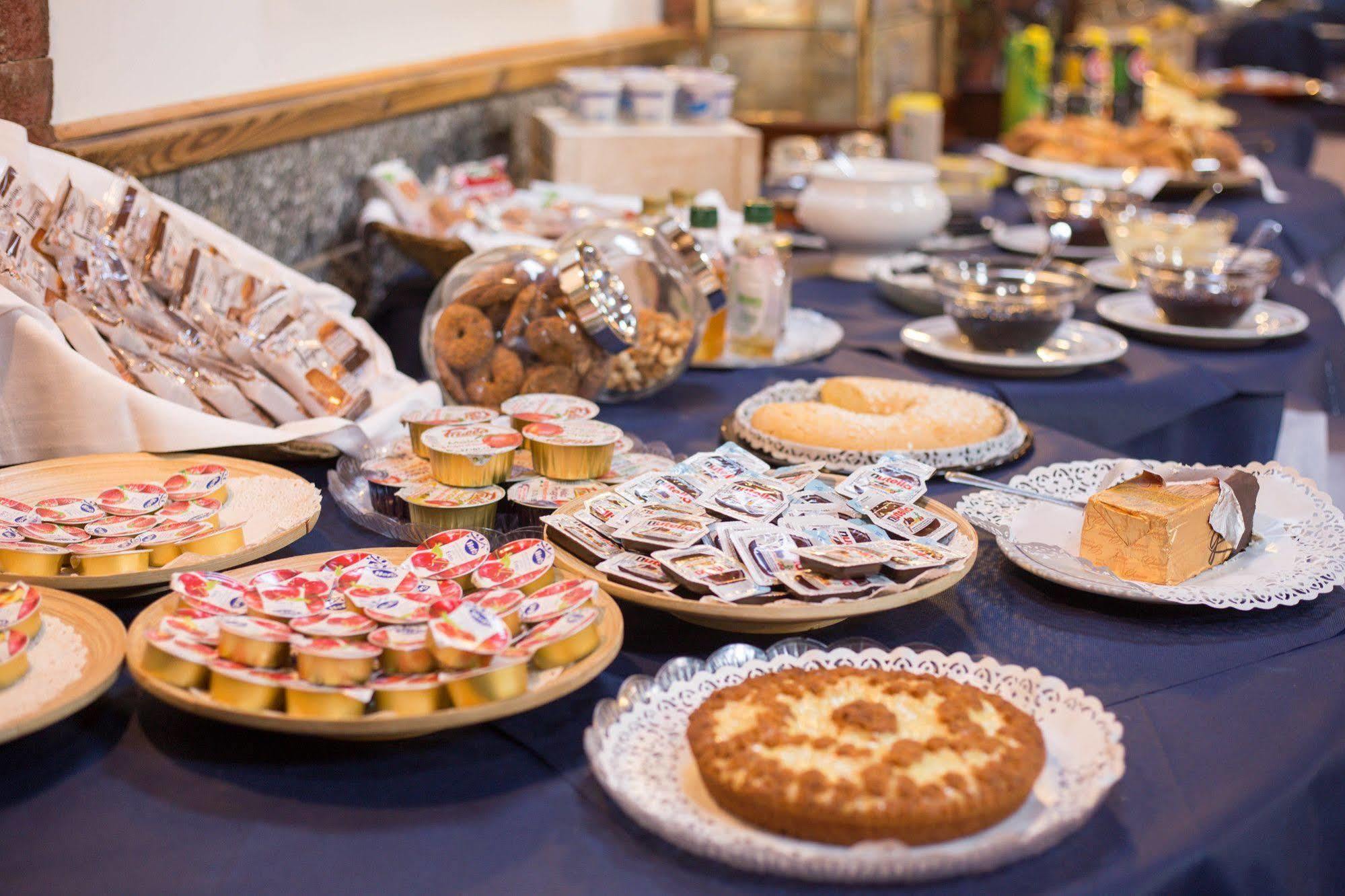 Hotel Ristorante La Perla Varallo Pombia المظهر الخارجي الصورة