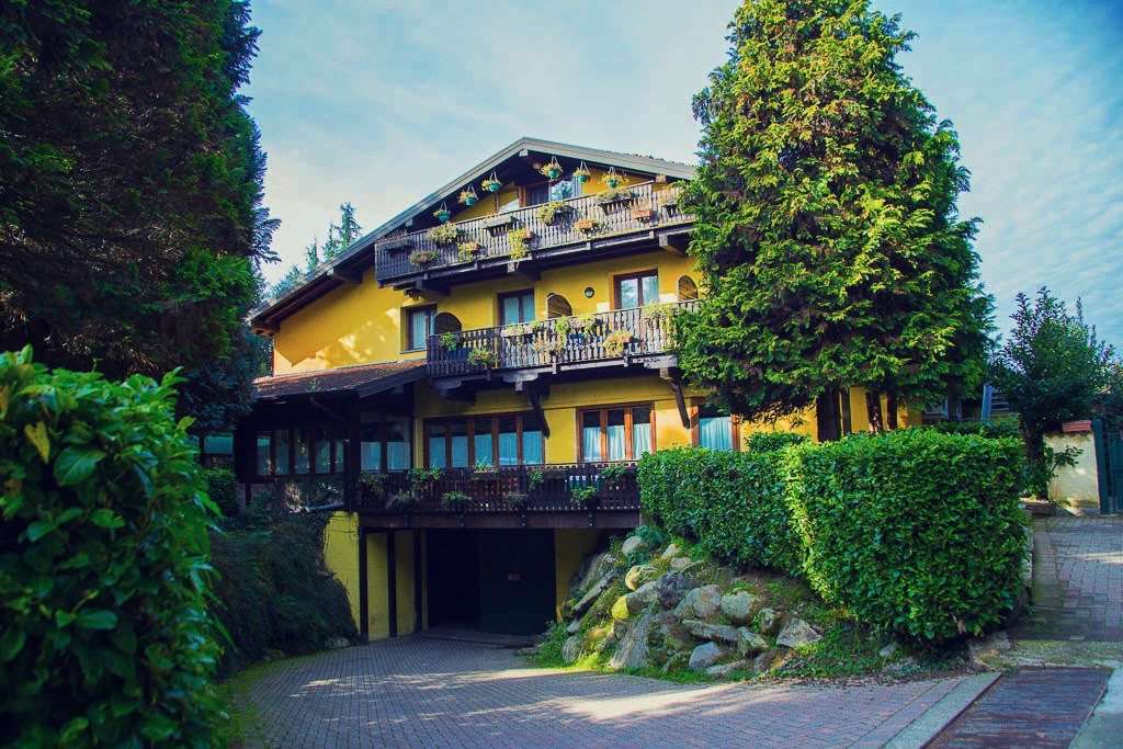 Hotel Ristorante La Perla Varallo Pombia المظهر الخارجي الصورة
